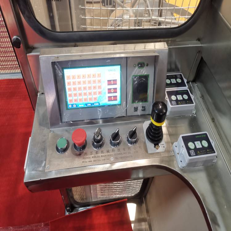 1672278460937225.jpg 操作臺(tái).jpg